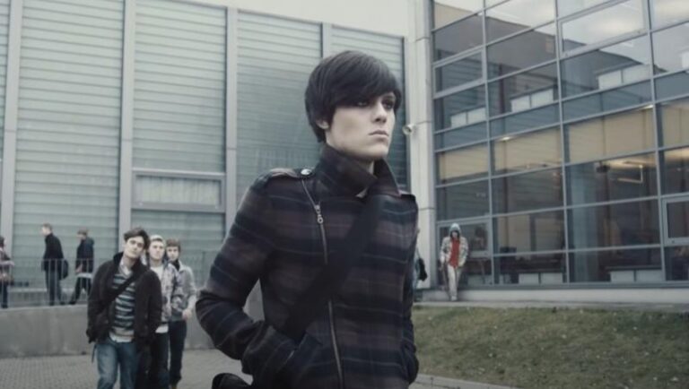 Odkrywając filmy, które odkrywają tajemnice „Sali samobójców” i niezrozumiałych decyzji