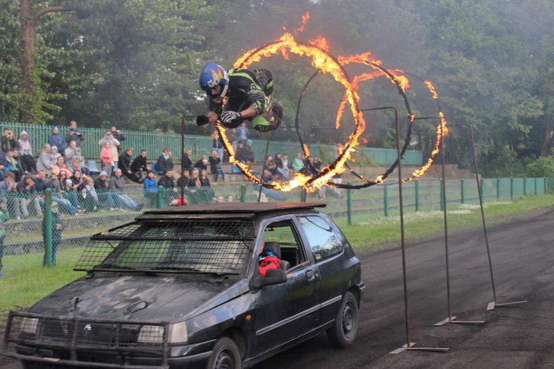 Ekstremalne adrenalinowe pokazy: Niesamowite sceny kaskaderskie na premierze nowego filmu!