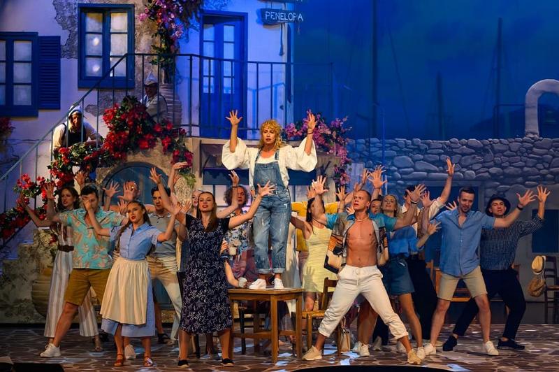 Modowe inspiracje z Mamma Mia: Odkryj trendy w stylu musicalowym