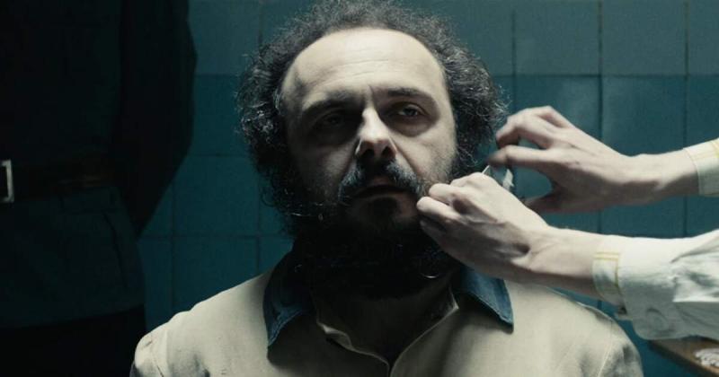 Mroczne tajemnice PRL w „Jestem mordercą” – analiza thrillera na Filmwebie