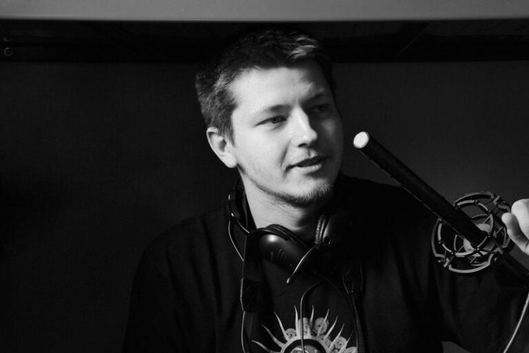 Krzysztof Komander debiutuje jako reżyser: Jak „Skrzat” rozpoczyna swoją podróż