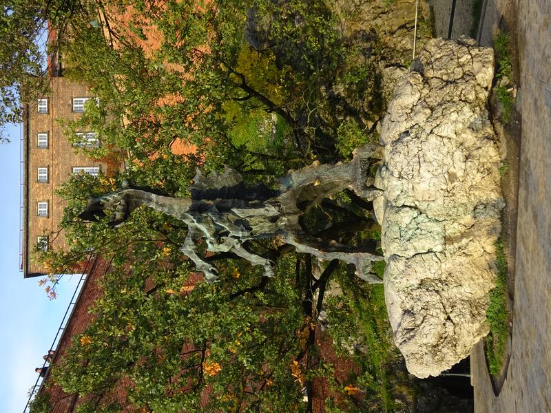 Odkryj historię Smoka Wawelskiego: ikona Krakowa w miejskiej przestrzeni