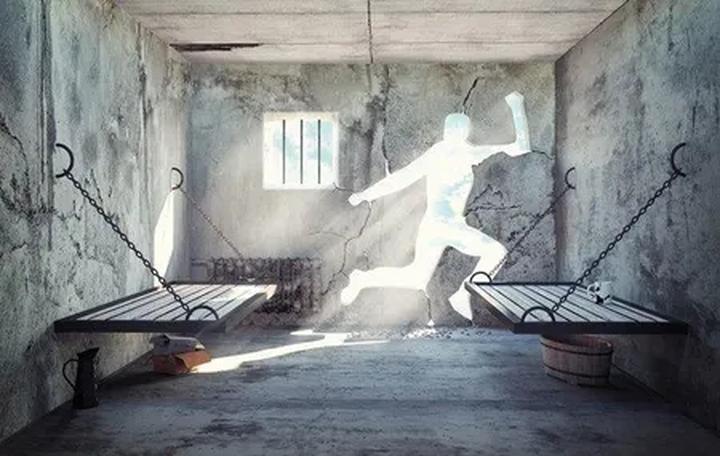 Prawdziwe historie, które zaskoczą: najlepsze filmy o ucieczce z więzienia na faktach