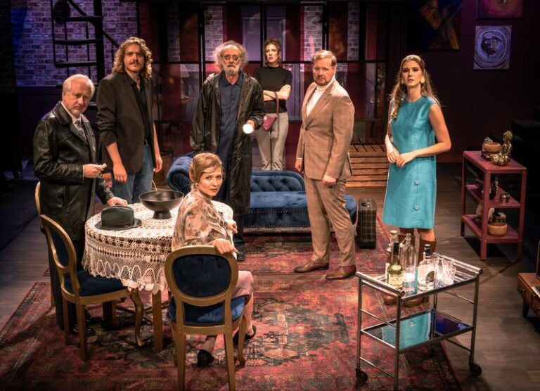 Czarny humor w filmach: odkryj najlepsze czarne komedie, które musisz zobaczyć!