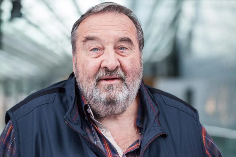 Niezwykłe role aktorów w Jak rozpętałem II wojnę światową – odkryj kulisy filmu